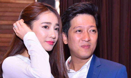 Nhã Phương diện áo dài e ấp bên Trường Giang