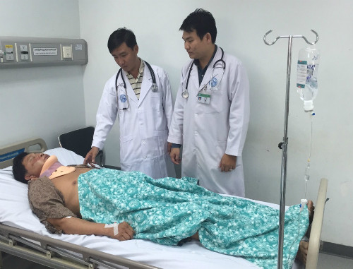 Các bác sĩ khám cho bệnh nhân vào đêm giao thừa. 