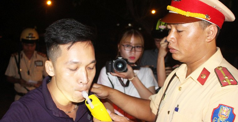 CSGT TP.HCM chốt chặn kiểm tra tài xế sử dụng chất kích thích