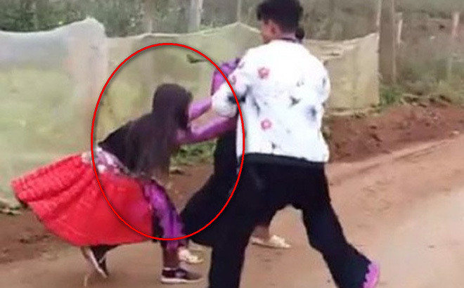 Bé gái vùng vẫy khóc khi bị nhóm thanh niên bắt vợ