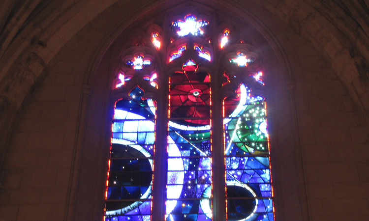 Đá Mặt Trăng 3,6 tỷ năm tuổi trên cửa sổ nhà thờ Mỹ