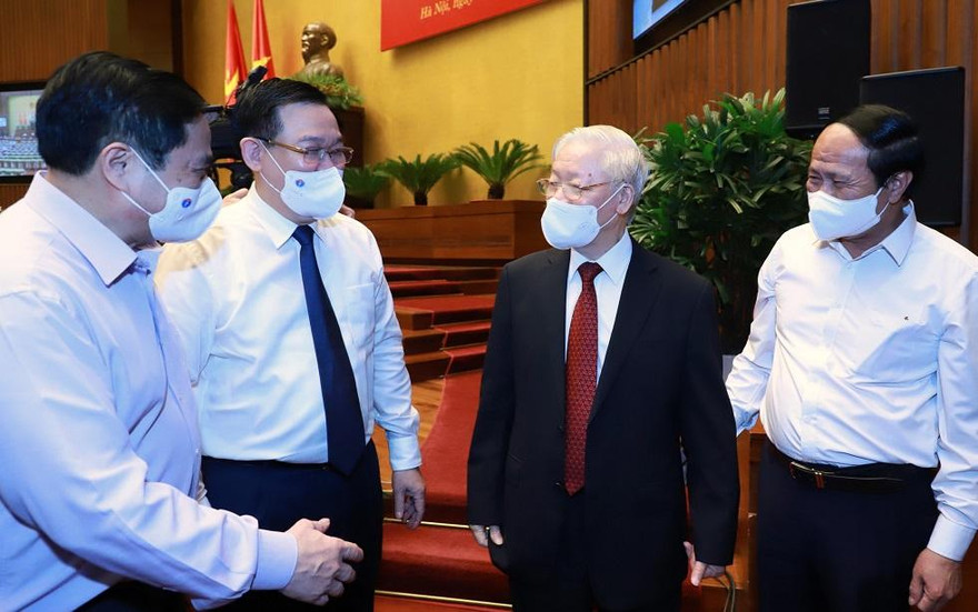 Tổng Bí thư Nguyễn Phú Trọng và Thủ tướng Phạm Minh Chính, Chủ tịch Quốc hội bên lề hội nghị (Ảnh Như Ý)