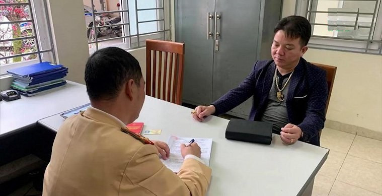 Cái kết đắng cho tài xế Mercedes đi ngược chiều còn đánh người đi xe máy