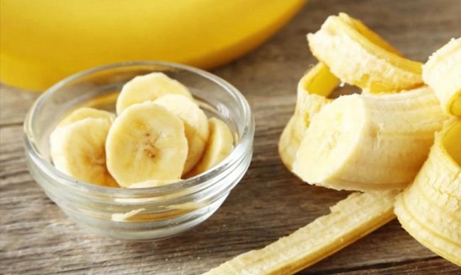 Tự lấy chuối ăn, bé 8 tháng tuổi bị sặc, ngưng thở, tím tái toàn thân