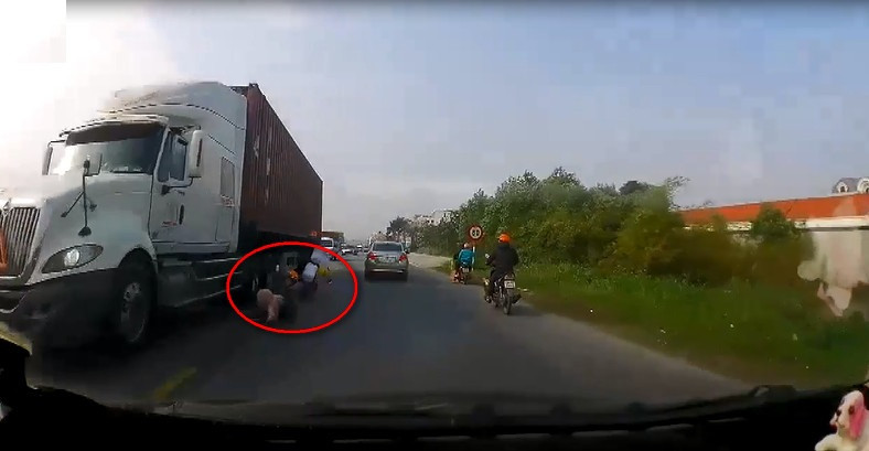 Ô tô chạy ẩu, 2 mẹ con suýt chết dưới bánh container