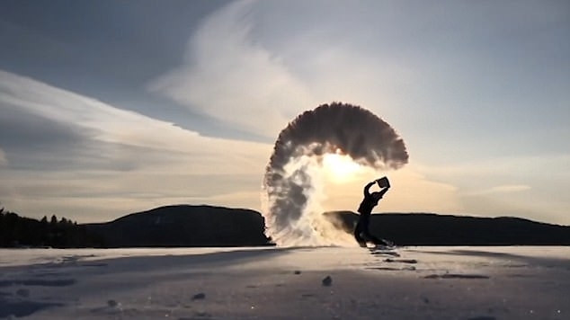 Nước sôi đóng băng trong nháy mắt khi vừa bị hất tung lên trời