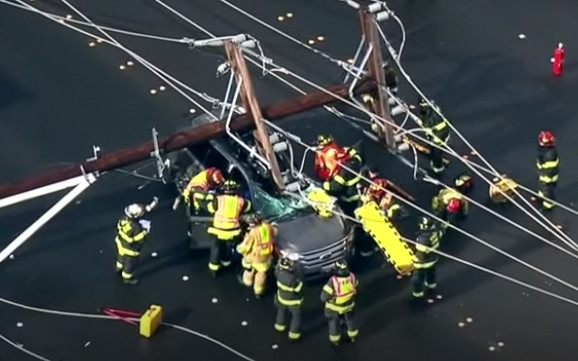 Cặp đôi sống sót thần kỳ sau khi cột điện đổ, đè nát ô tô