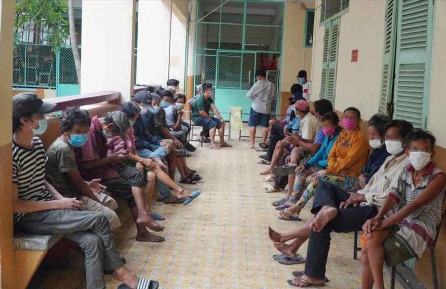 Những người vô gia cư, sống lang thang được quận 4 tập trung để chăm sóc nhằm tránh dịch bệnh lây lan. Ảnh: LĐO