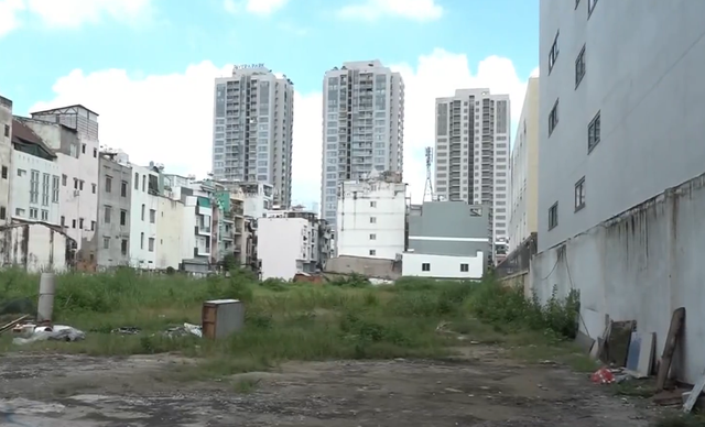 UBND quận 10 có văn bản thông báo liên quan đến các hoạt động quảng cáo không đúng quy định pháp luật tại lô B Khu C30 đường Thành Thái (phường 14, quận 10, TPHCM). Ảnh vtv.vn