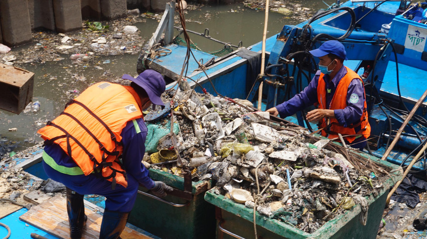 Hai cơn mưa ở TPHCM làm chết gần 14 tấn cá trên kênh