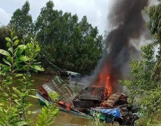 Bình gas trên phà phát nổ, 3 người thương vong. Ảnh Tân An