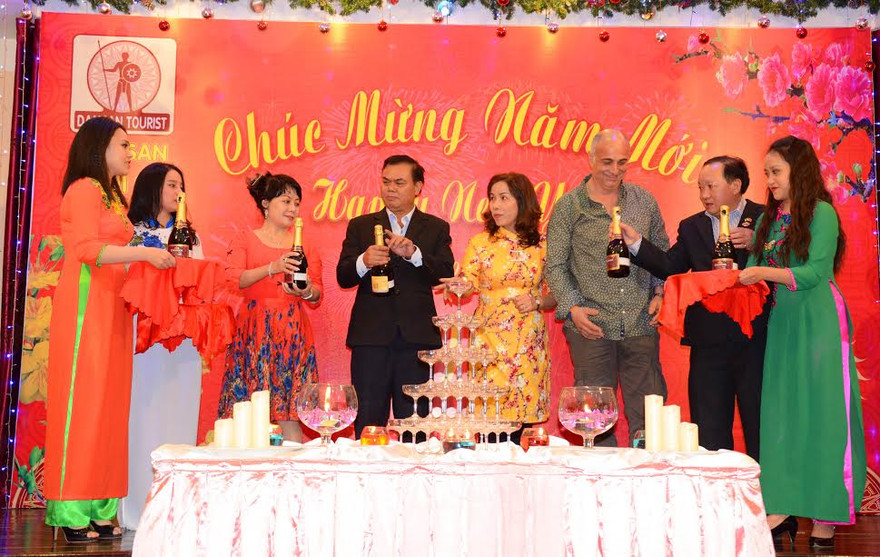 Bí thư Tỉnh ủy Đắk Lắk khui champagne đón giao thừa cùng du khách