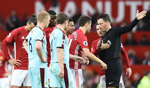 Trọng tài Clattenburg có nhiều quyết định tranh cãi ở trận đấu vừa qua tại Old Trafford.