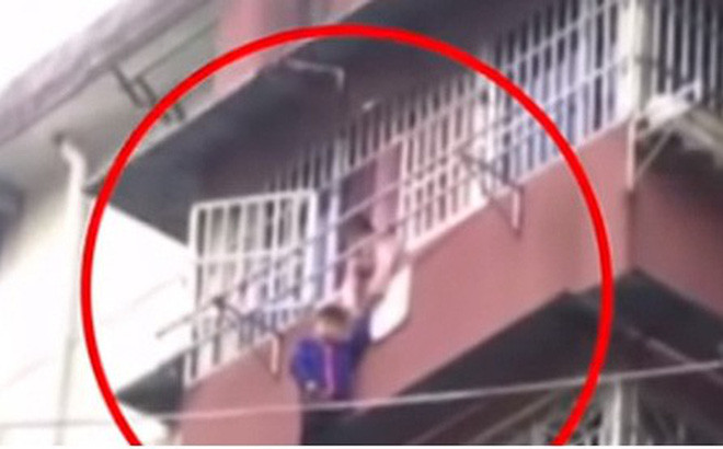 Bé gái giữ tay em trai lơ lửng ngoài ban công suốt 20 phút đợi cứu hộ