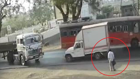 Người đi đường thoát chết sau cú va chạm của 2 xe tải