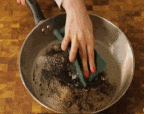 Bí kíp rửa sạch vết cháy trên chảo và nồi chỉ trong 2 phút