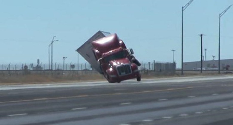 Gió giật mạnh lật đổ xe đầu kéo trên đường cao tốc