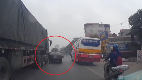 Bị xe tải va quẹt, ôtô bẻ lái chắn trước mũi xe