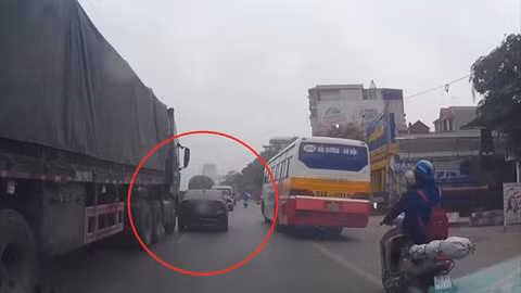 Bị xe tải va quẹt, ôtô bẻ lái chắn trước mũi xe