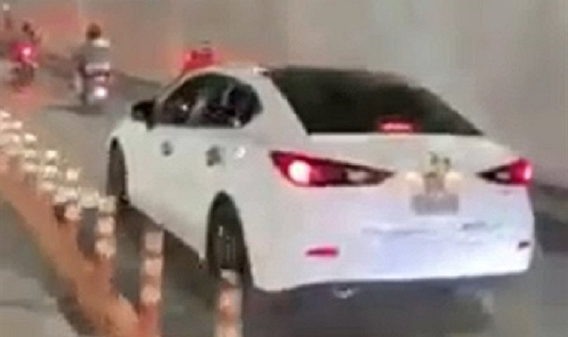 Ô tô biển Hà Nội lao vun vút trên làn xe máy hầm Thủ Thiêm