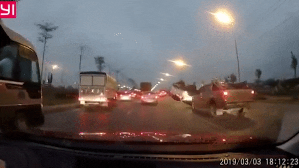 Ôtô đang đi bất ngờ va chạm lật ngửa giữa đường