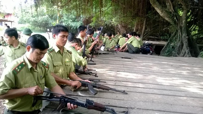 Lực lượng kiểm lâm được trang bị súng quân dụng. Ảnh: Báo Cao Bằng.