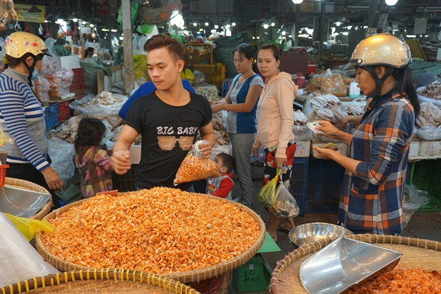 Người Sài Gòn sắm tôm, cá khô làm quà biếu tết