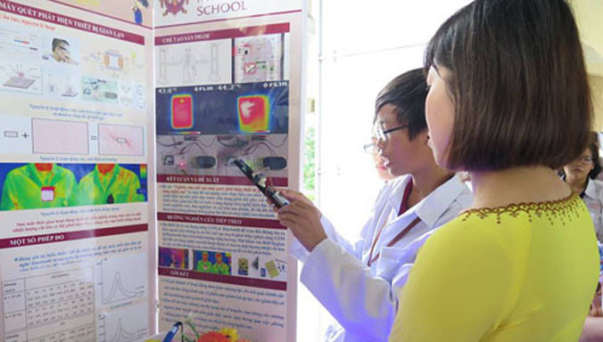 Học sinh trình bày đề tài chống gian lận trong thi cử. Ảnh: Nguyễn Loan