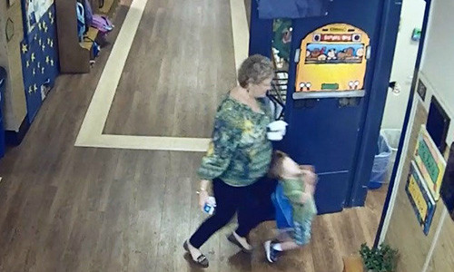 Hình ảnh camera ghi lại cô Amelia Stripling đi sau và dùng đầu gối húc vào lưng học trò 4 tuổi. Ảnh: Walb