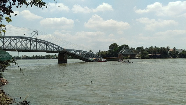 Nhiều người rơi xuống sông trong sự cố. Ảnh: Đức Minh