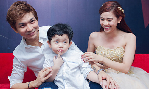 Tim và Trương Quỳnh Anh bên con trai. Ảnh: Maison De Bil.