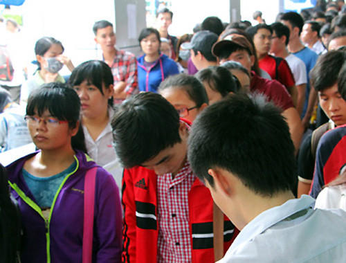 Thí sinh nộp hồ sơ đăng ký dự thi THPT quốc gia 2016 từ ngày 1/4. Ảnh: Mạnh Tùng