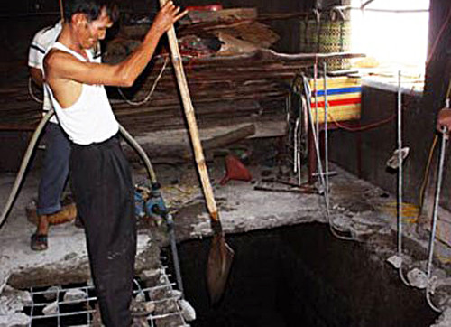 Hầm nước thải, nơi người chồng phi tang xác vợ. Ảnh: T.V