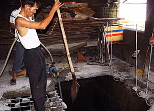 Hầm nước thải, nơi người chồng phi tang xác vợ. Ảnh: T.V