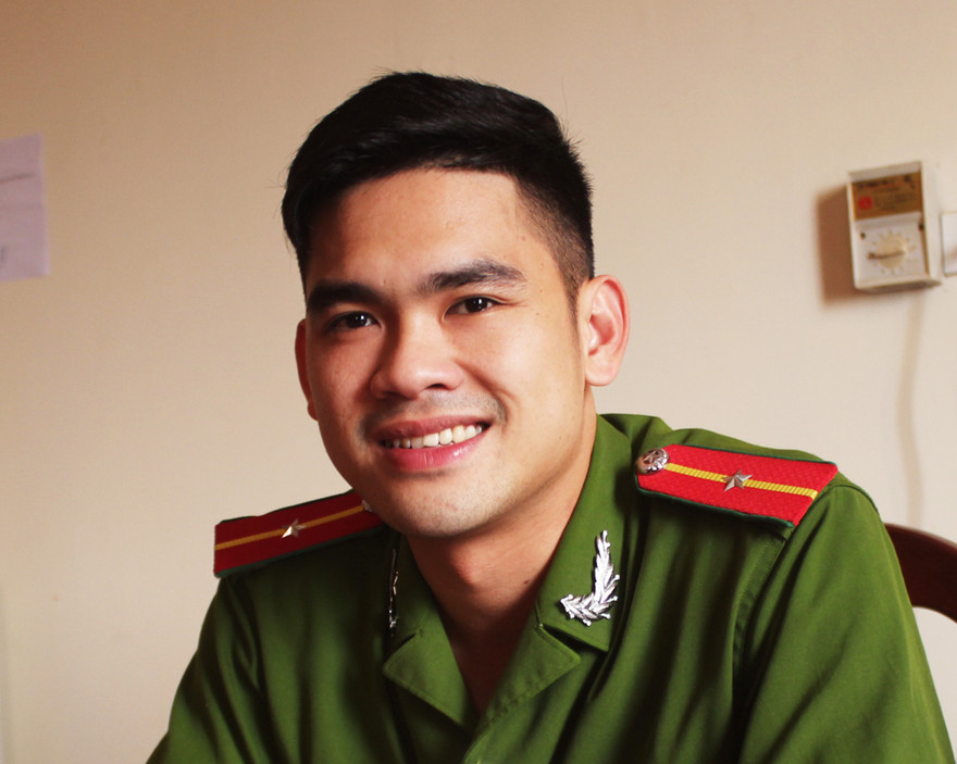 Nụ cười 'đốn tim' của chàng lính chữa cháy 9X