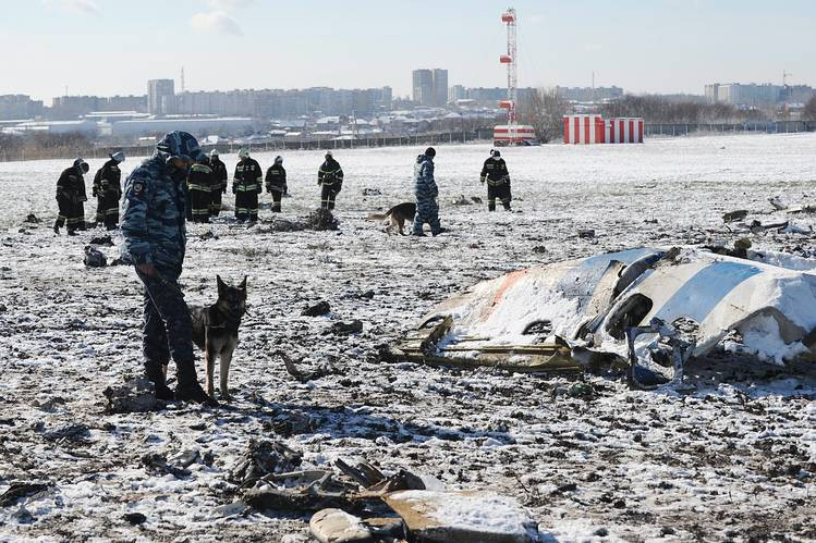 Chiếc máy bay nát vụn sau khi lao xuống, với mảnh vỡ vương vãi khắp nơi. 