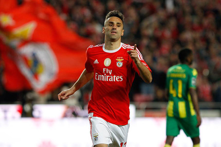 Jonas vượt lên dẫn đầu cuộc đua Chiếc giày vàng châu Âu cùng Higuain