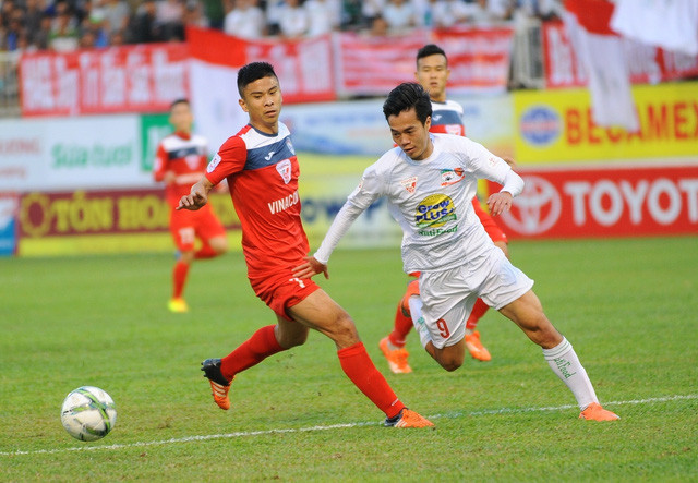 Cầu thủ HA Gia Lai (trắng) được trả lương sau vài tháng - Ảnh: Gia Hưng