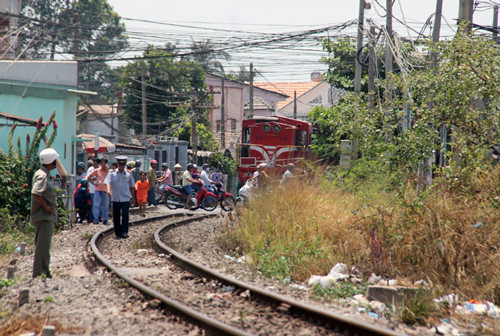 Đoàn tàu 2542 được 3 nhân viên gác chắn cho dừng khẩn cấp tránh lao xuống sông. Ảnh: S.C