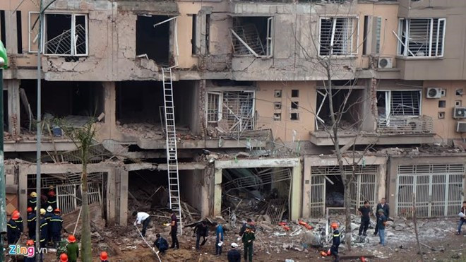 Dãy nhà sát hiện trường bị phá hỏng. Ảnh: Lê Hiếu.