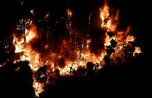 Lửa cháy trong ngày cuối của lễ hội Las Fallas.