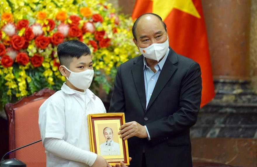 Chủ tịch nước tặng quà cho các hoàn cảnh khó khăn