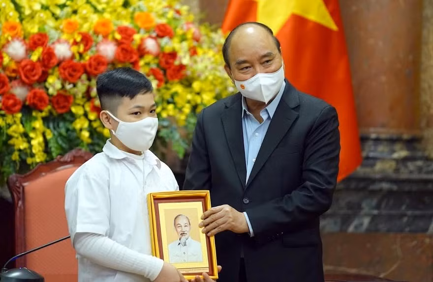 Chủ tịch nước tặng quà cho các hoàn cảnh khó khăn