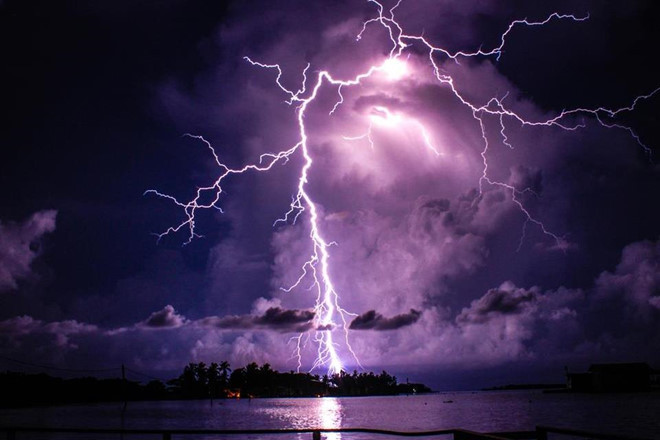 Ngắm hồ nước bị sét đánh liên hoàn suốt 300 ngày/năm