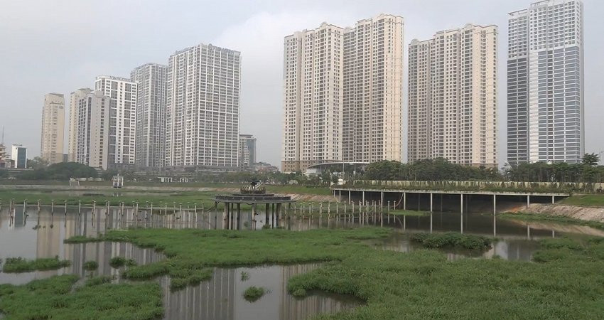 Video: Hồ điều hòa trong công viên 300 tỷ đồng cạn nước vì... bay hơi