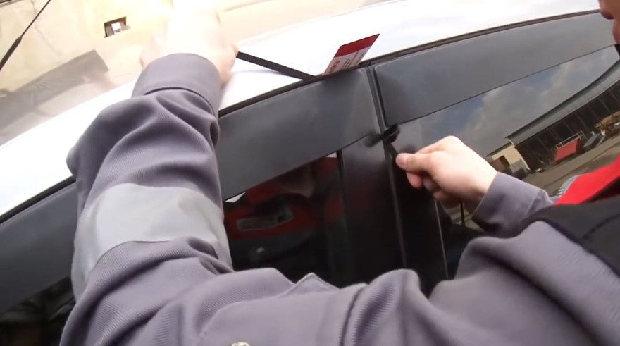 Mẹo mở cửa ôtô khi quên chìa khóa