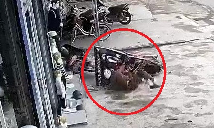 Clip: 'Ma men' lái xe máy xuyên thủng biển quảng cáo