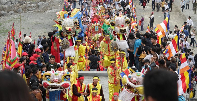 Cận cảnh nghi thức rước nước tại ngôi chùa lớn nhất thế giới ở Hà Nam