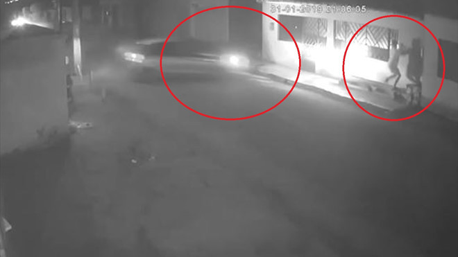 Người đàn ông thoát nạn trong gang tấc nhờ phản xạ nhanh