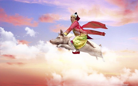 Hình ảnh Vân Dung cưỡi heo lên chầu trời được cô chia sẻ trên Fanpage cá nhân.